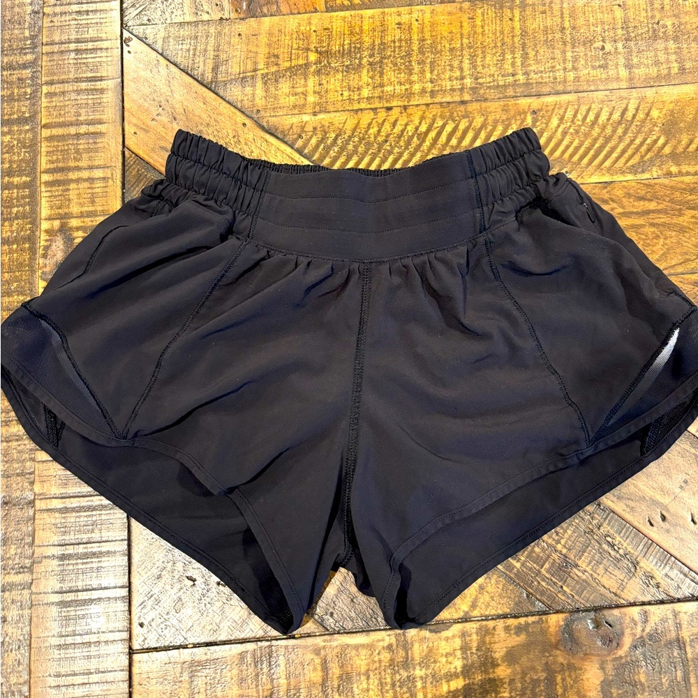 Lululemon Hotty Hot Low-Rise Lined Short 2.5" size 2